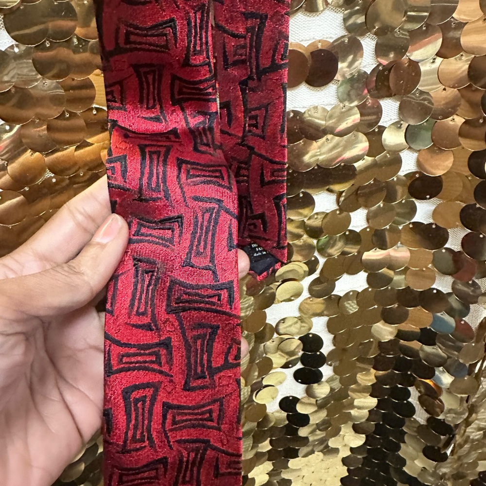 Red Geometric Patterned Tie - Picture 2 of 4